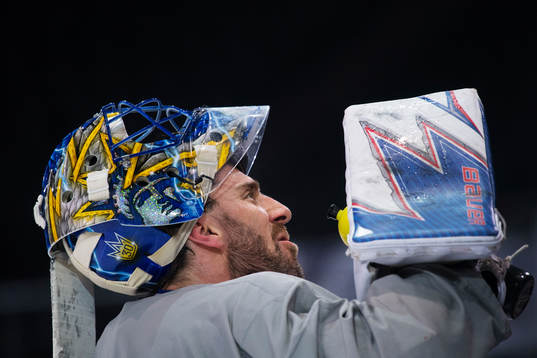 Målvakten Henrik Lundqvist dricker vatten på Sveriges