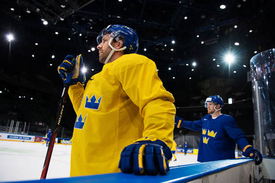 Joel Lundqvist framför Gabriel Landeskog på Sveriges
