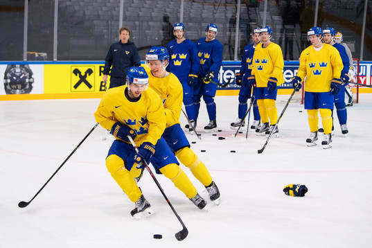 Marcus Krüger och Joel Eriksson Ek framför lagkamrater