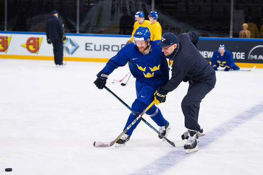 Linus Omark och assisterande tränare Peter Popovic på