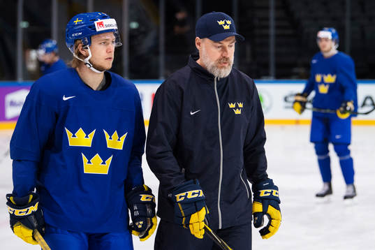 William Karlsson i samtal med förbundskapten Rikard