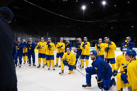 Spelare lyssnar på assisterande tränare Peter Popovic som