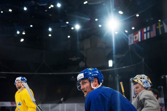 Anton Strålman på Sveriges ishockeylandslags träning