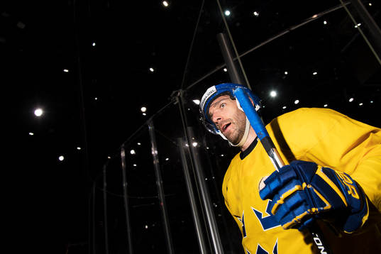 Joel Lundqvist lämnar Sveriges ishockeylandslags träning