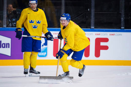 Marcus Krüger ser Joakim Nordström skotta snö från isen