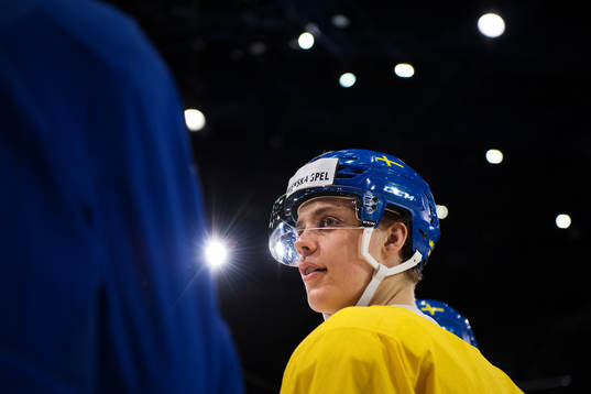 Joel Eriksson Ek på Sveriges ishockeylandslags träning