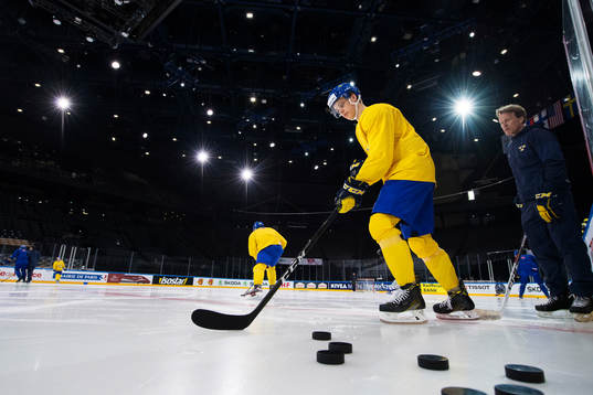 Joel Eriksson Ek på Sveriges ishockeylandslags träning