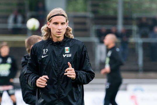 Varbergs Eric Nilsson före fotbollsmatchen i Superettan
