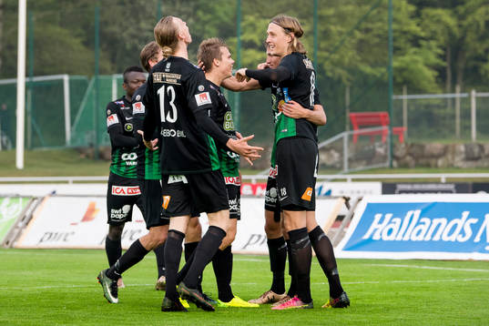 Varbergs Joakim Lindner har gjort 3-1 och jublar med