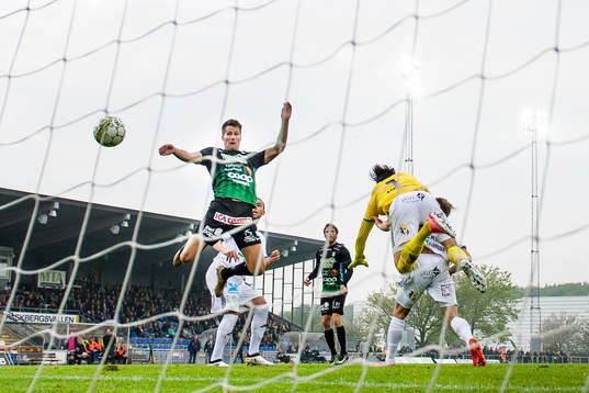 Varbergs Gabriel Altemark-Vanneryr gör 1-0 och jublar