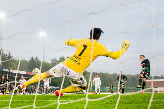 Varbergs Joakim Lindner gör 7-1 på straff och jublar