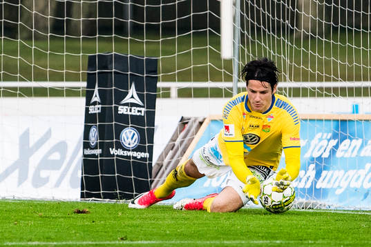 GAIS målvakt Damir Mehic ser bollen gå in till 3-1