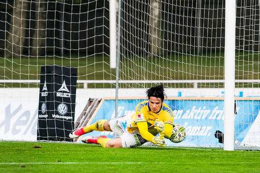 GAIS målvakt Damir Mehic ser bollen gå in till 3-1