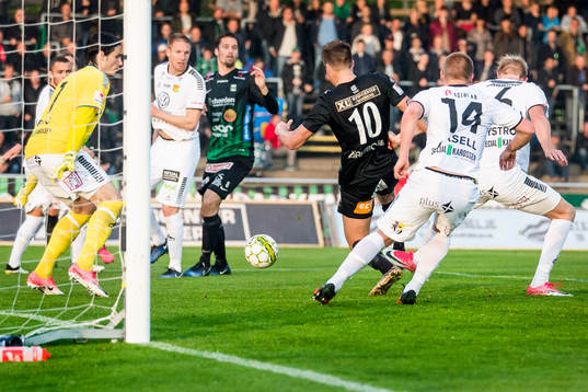 Varbergs Gabriel Altemark-Vanneryr gör 5-1 och jublar