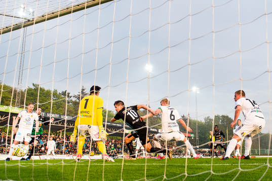 Varbergs Gabriel Altemark-Vanneryr gör 5-1 och jublar