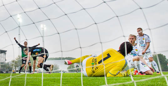 Varbergs Gabriel Altemark-Vanneryr (h) har gjort 2-1 och