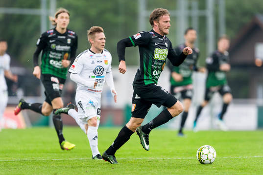 Varbergs Karl Söderström jagas av GAIS Andreas Peterson