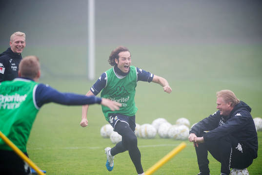 Mikkel Diskerud jublar vid ett tre-i-rad-spel