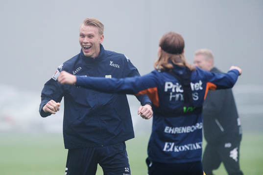målvakt Pontus Dahlberg och Elias Mar Omarsson jublar vid