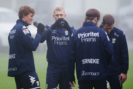 Thomas Rogne och Henrik Björdaldricker vatten