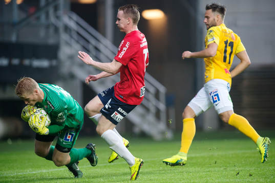 Falkenbergs målvakt Hampus Nilsson tar bollen framför