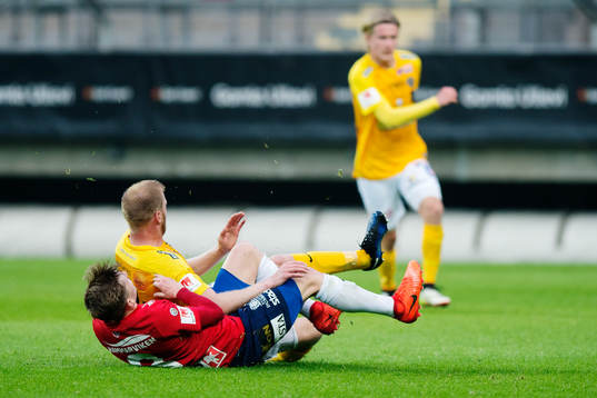 Falkenbergs Per Karlsson glidtacklar Örgrytes Andreas