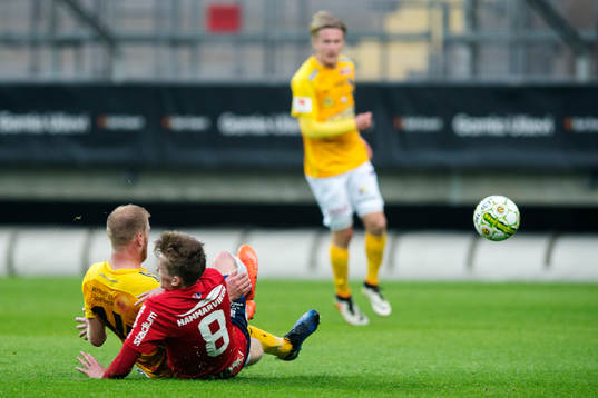 Falkenbergs Per Karlsson glidtacklar Örgrytes Andreas