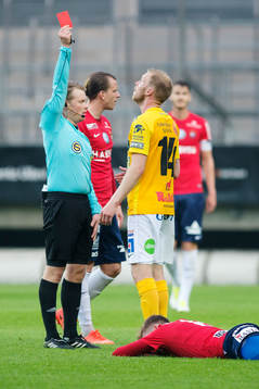 Domaren Fredrik Klitte visar det röda kortet till