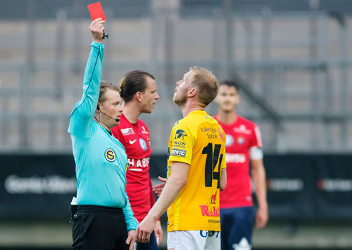Domaren Fredrik Klitte visar det röda kortet till