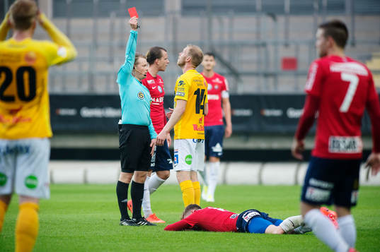 Domaren Fredrik Klitte visar det röda kortet till