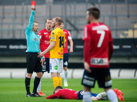 Domaren Fredrik Klitte visar det röda kortet till