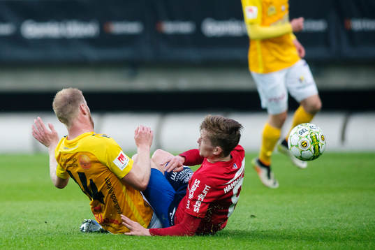 Falkenbergs Per Karlsson glidtacklar Örgrytes Andreas