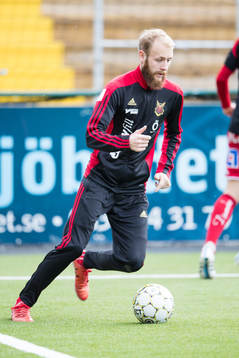 Östersunds Curtis Edwards värmer upp