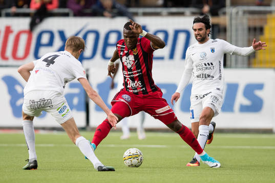 Östersunds Ken Sema mot Sirius Oscar Pehrsson och Sirius