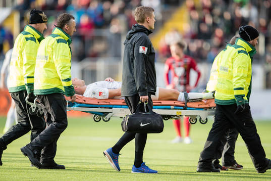 Sirius Christer Gustafsson blir utburen på bår