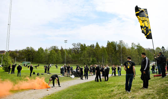 Supportrar samlas vid AIKs träning