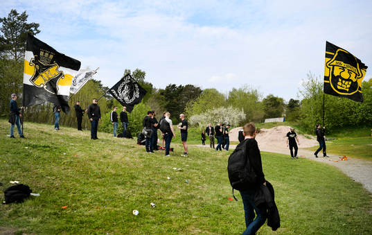 Supportrar samlas vid AIKs träning
