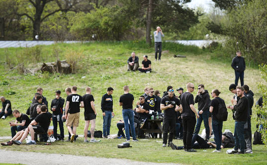 Supportrar samlas vid AIKs träning