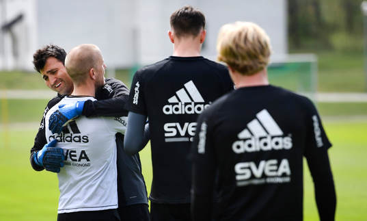 s målvakt Kyriakos Stamatopoulos får en kram