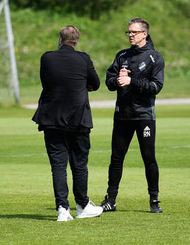 Björn Wesström, sportchef AIK, pratar med tränare Rikard