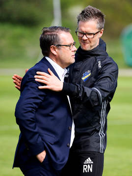 Mikael Ahlerup, VD AIK, pratar med tränare Rikard Norling