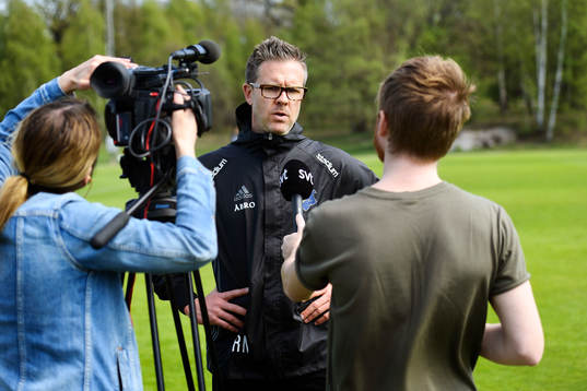 s tränare Rikard Norling pratar med media