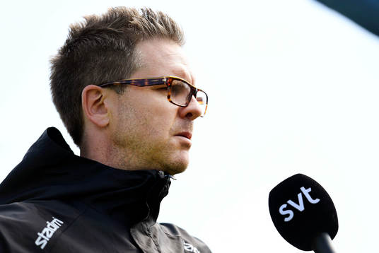 s tränare Rikard Norling pratar med media