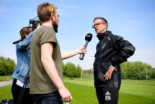 s tränare Rikard Norling pratar med media