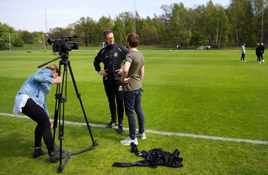 s tränare Rikard Norling pratar med media