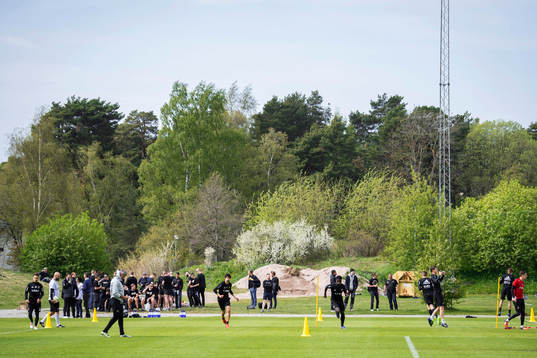 Supportrar samlas vid AIKs träning