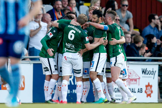 Jönköpings Dzenis Kozica jublar med lagkamrater