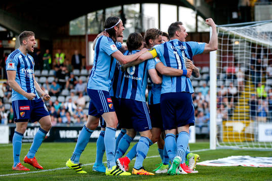 Djurgårdens Magnus Eriksson jublar med lagkamrater