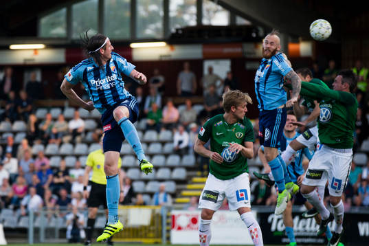 Djurgårdens Magnus Eriksson nickar in bollen i mål till