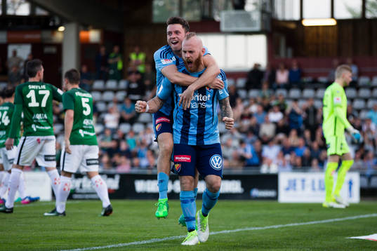 Djurgårdens Kerim Mrabti och Magnus Eriksson jublar